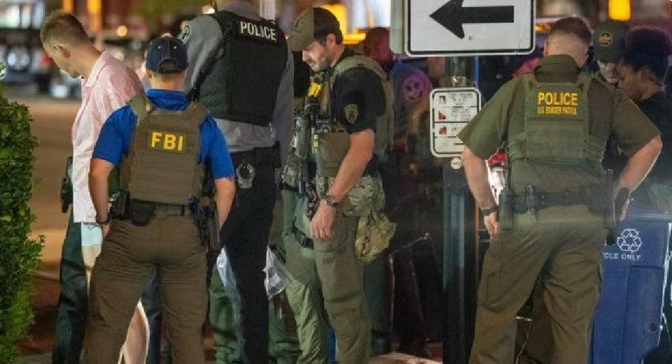 一名男子因在华盛顿向一名联邦特工扔三明治而被控袭击罪，但陪审团裁定其袭击罪名不成