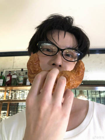 何与完全男大 何与这组九宫格真的把松弛男大感拿捏住了！简单白上衣，搭配不同眼镜切