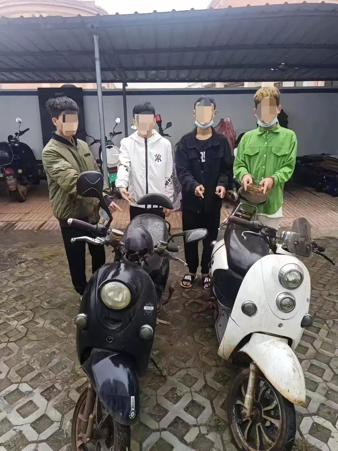 苏州，一男子去雇主家搞装潢，听到自己的电动车报警声，发现4名年轻人围坐在车周围，