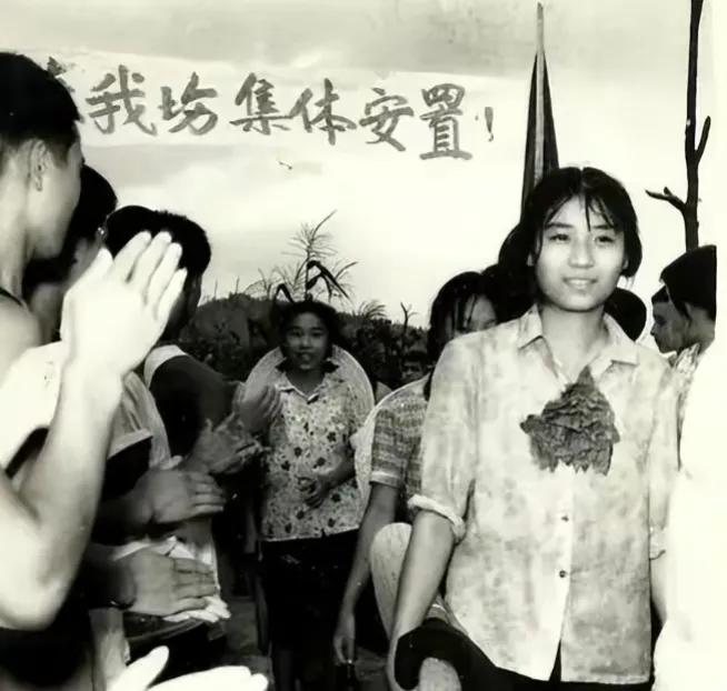 1972年，21岁的知青李文忠救起一名11岁的落水女孩。让他脸红的是，女孩突然说