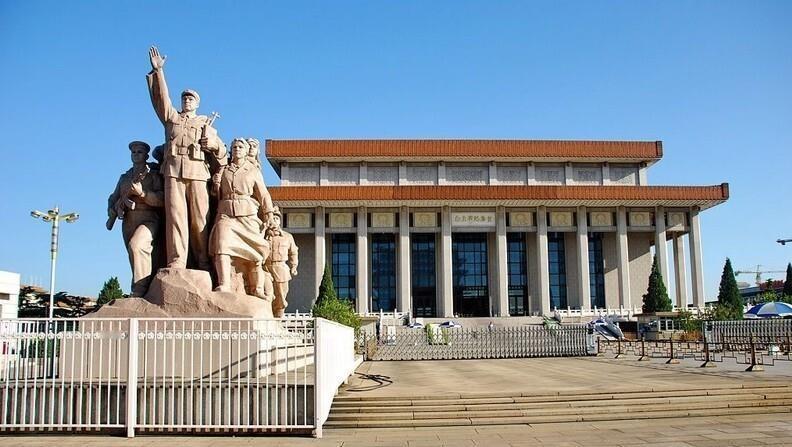 1976年，毛主席走了，可有个事儿难坏了所有人——他的纪念堂到底该建哪儿？

按