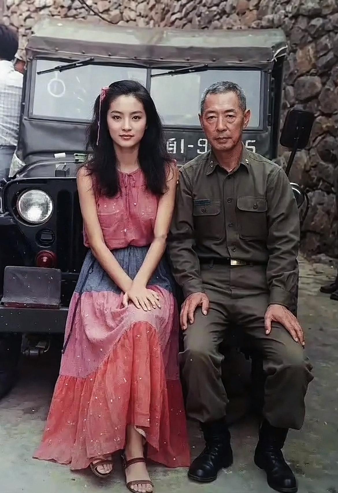 1980年，26岁的林青霞与父亲林维良合影。爸爸大气沉稳，年轻时候肯定是一个帅哥