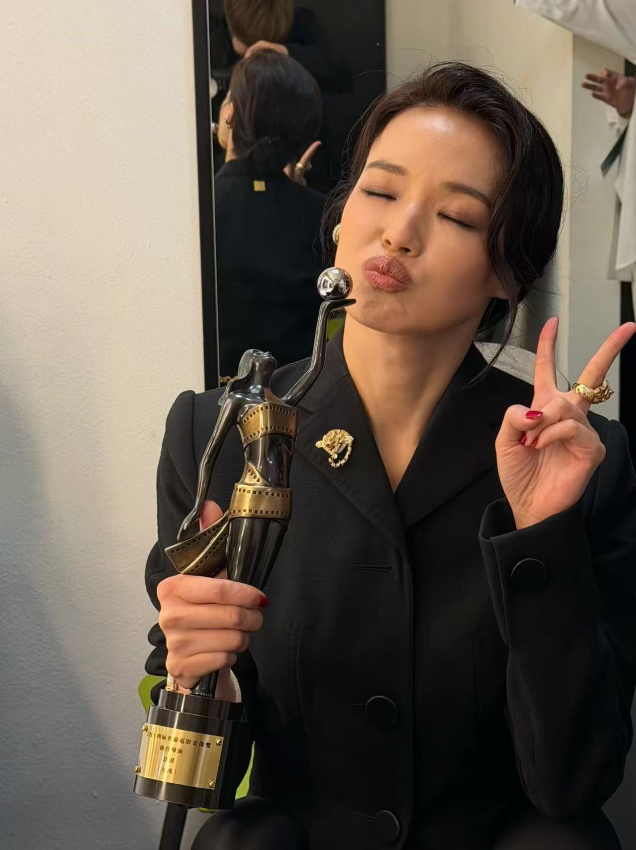 第44届香港电影金像奖舒淇金像奖新晋导演  舒淇在后台手握奖杯，开心地比耶✌️ 