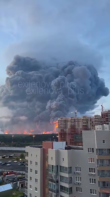 野莓又燃起来了！火势还挺大。早上的时候，莫斯科市长索比亚宁说，飞往莫斯科地区的无