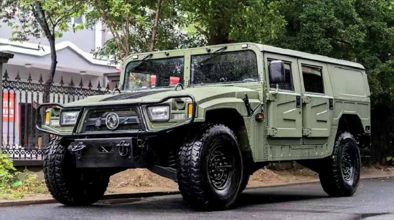 陆军的猛士已经发展了三代了，最早的第一代还有很多美帝悍马的身影，到现在广泛服役于