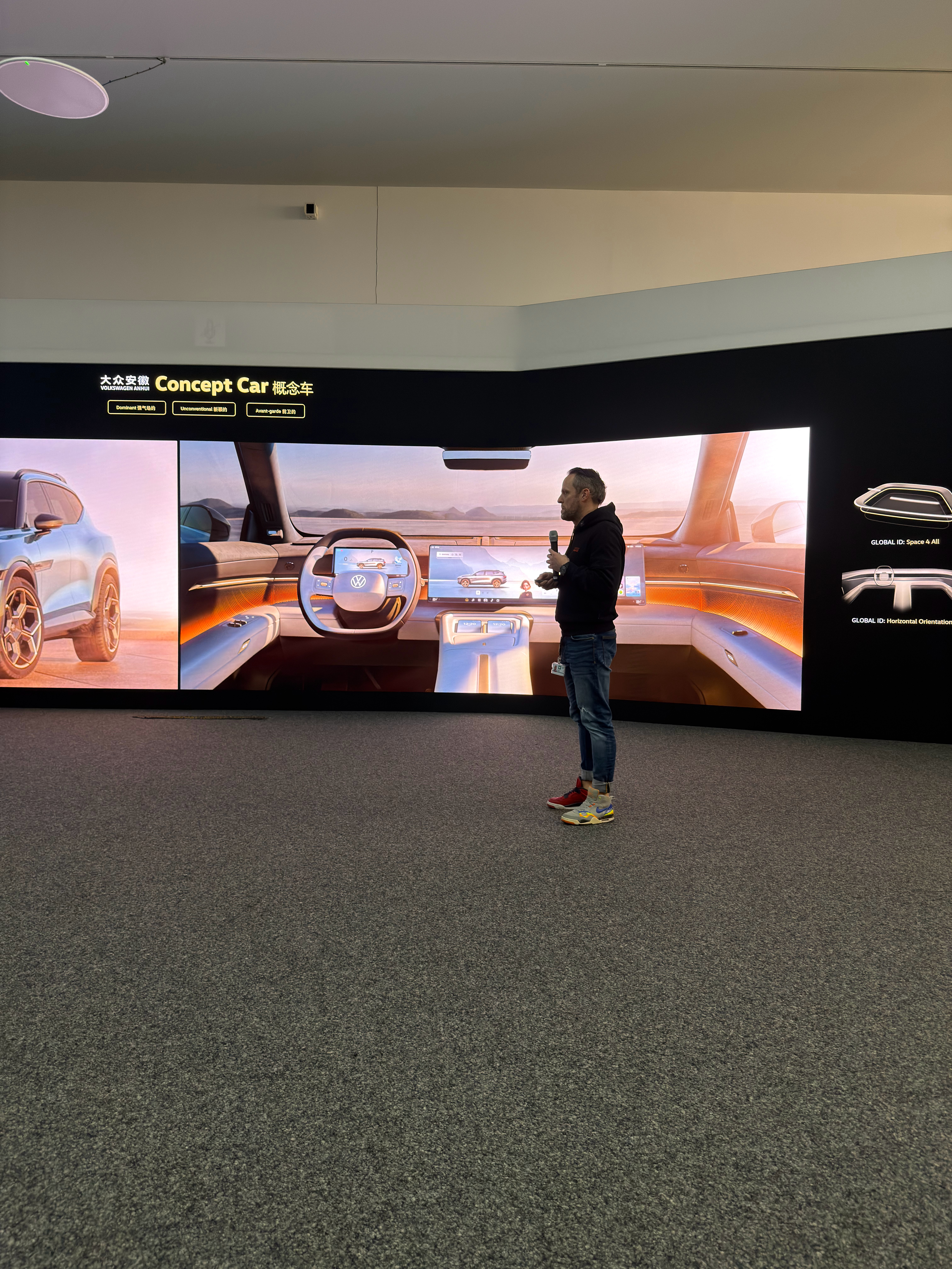 德国人太有意思了，正讲着呢，看了一眼表，说，