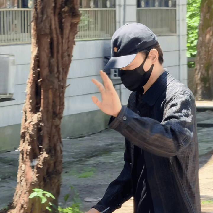 丁禹兮司宫令今日上班心情特别好，给粉丝打招呼笑眯眯的