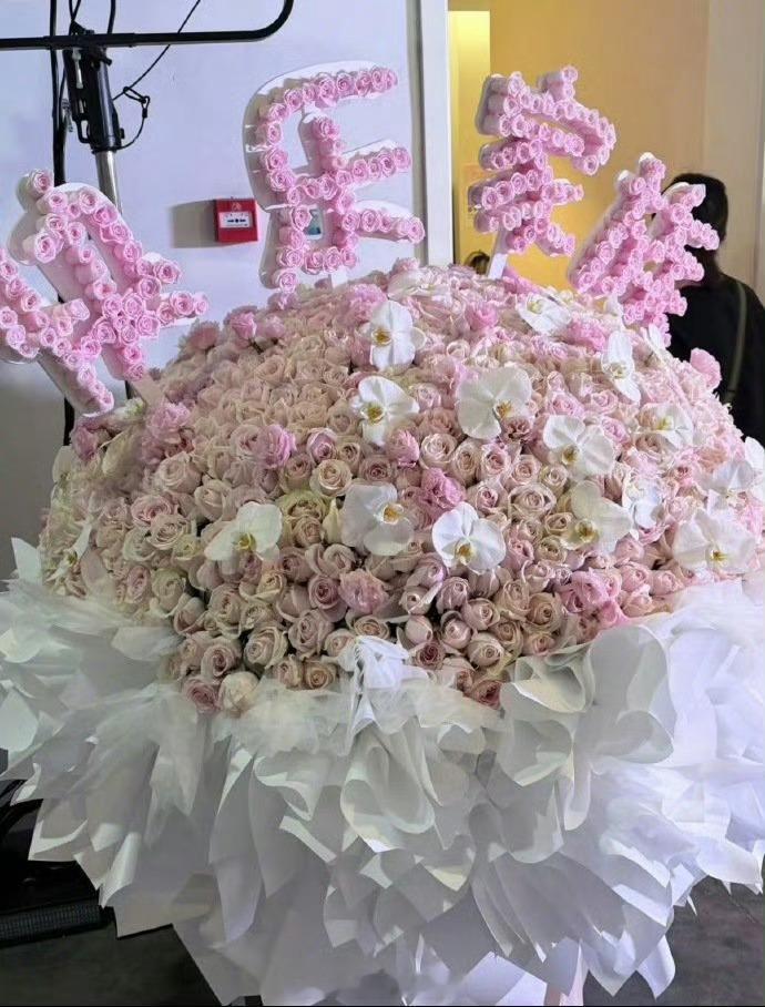 好多人给谢娜送花篮肖战、杨紫、刘宇宁、时代少年团、快乐家族等都给谢娜送上花篮