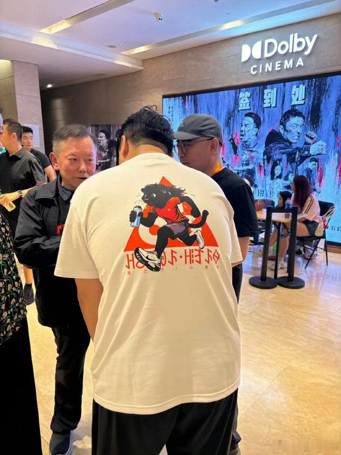 捕风追影导演穿了此沙联名T恤杨子导演穿了此沙联名T恤 杨子导演穿着此沙的联名T恤