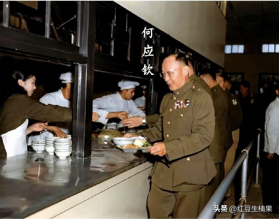 二十世纪四十年代，南京某食堂，他们居然能有这样的餐盘，真是超前时尚。
要知道，八