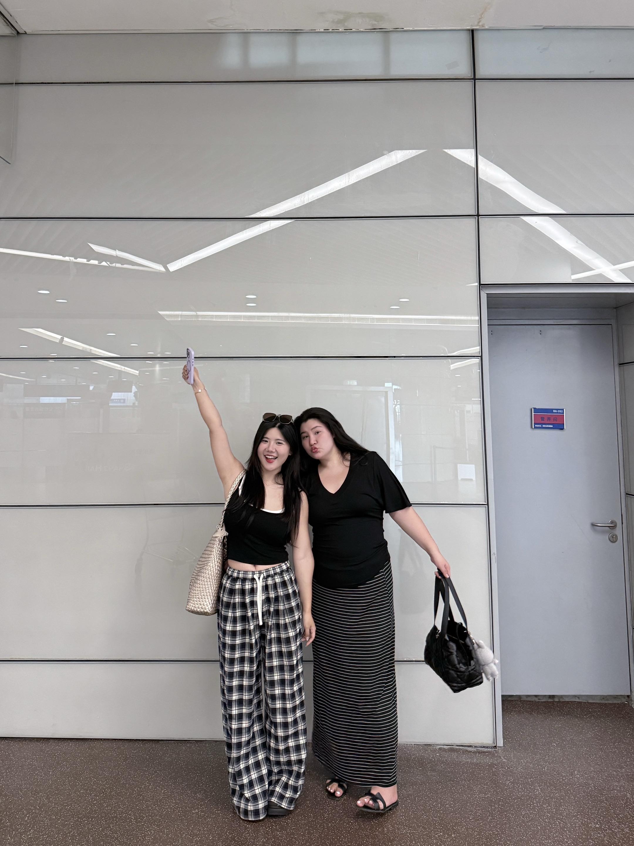 跟好闺闺出门玩啦✈️机场穿搭莫名很搭哦！