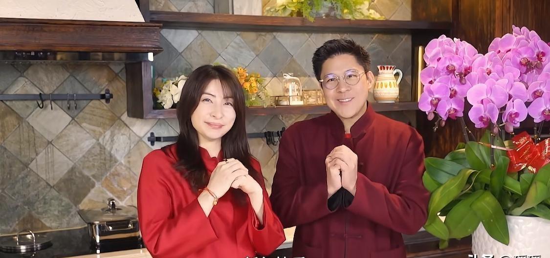 2026丙午火马，火气爆表。
全身红=往油锅里泼水，情绪先崩。
郭晶晶两口子亮相