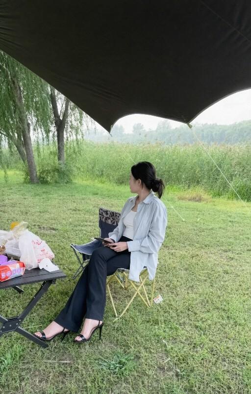 寻一处草地静坐发呆，远离喧嚣，这就是成年人难得的松弛时刻。