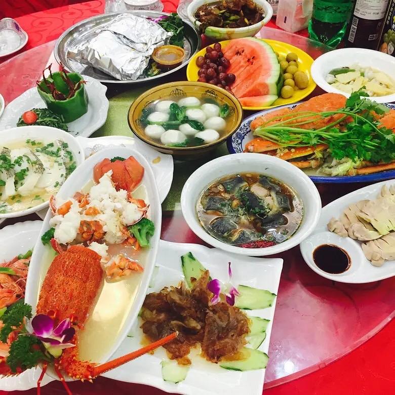 农村人真是愚钝，把摆酒席当成发家致富的捷径，殊不知是越摆越穷。


孩子多的照摆