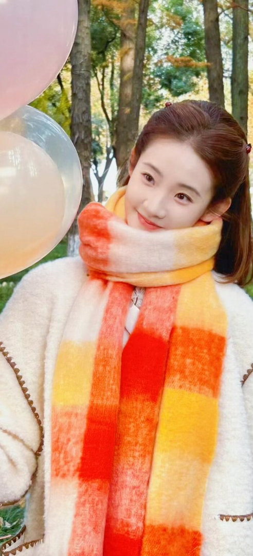 张艺凡上班迷路也不忘饭撒 左顾右盼找不着路，小碎步慌慌张张，但就算迷路，也没忘对