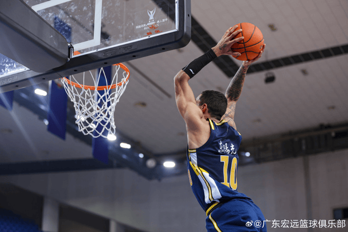 广东男篮分享赛场图集：球队以93-106不敌山西男篮