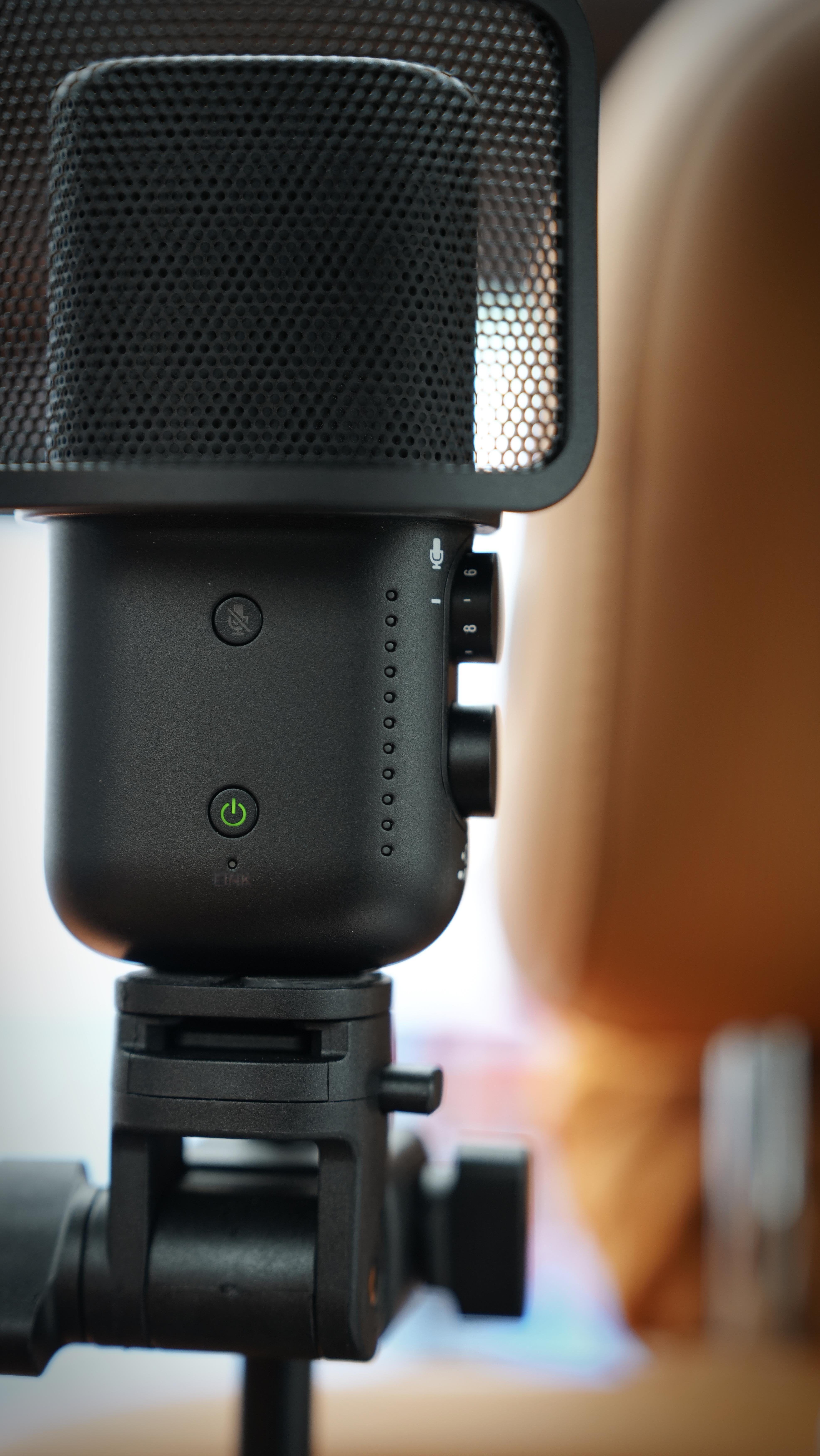 今天的工作，给春节视频配音，早起问了朋友，让推荐些安静点的地方，结果她说，你i8