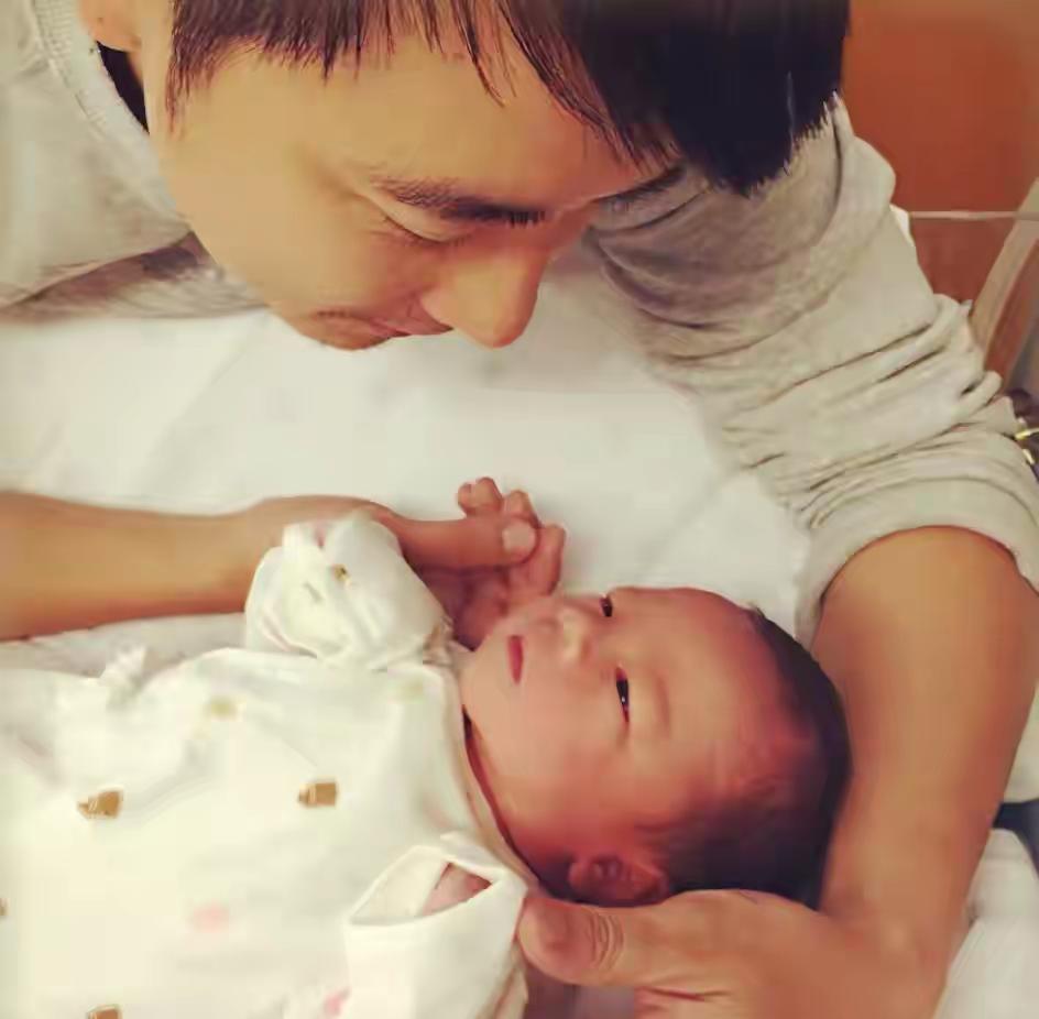 2015年，保剑锋47岁的妻子何伽好生下一子，初为人父的保剑锋很开心啊。如今他和