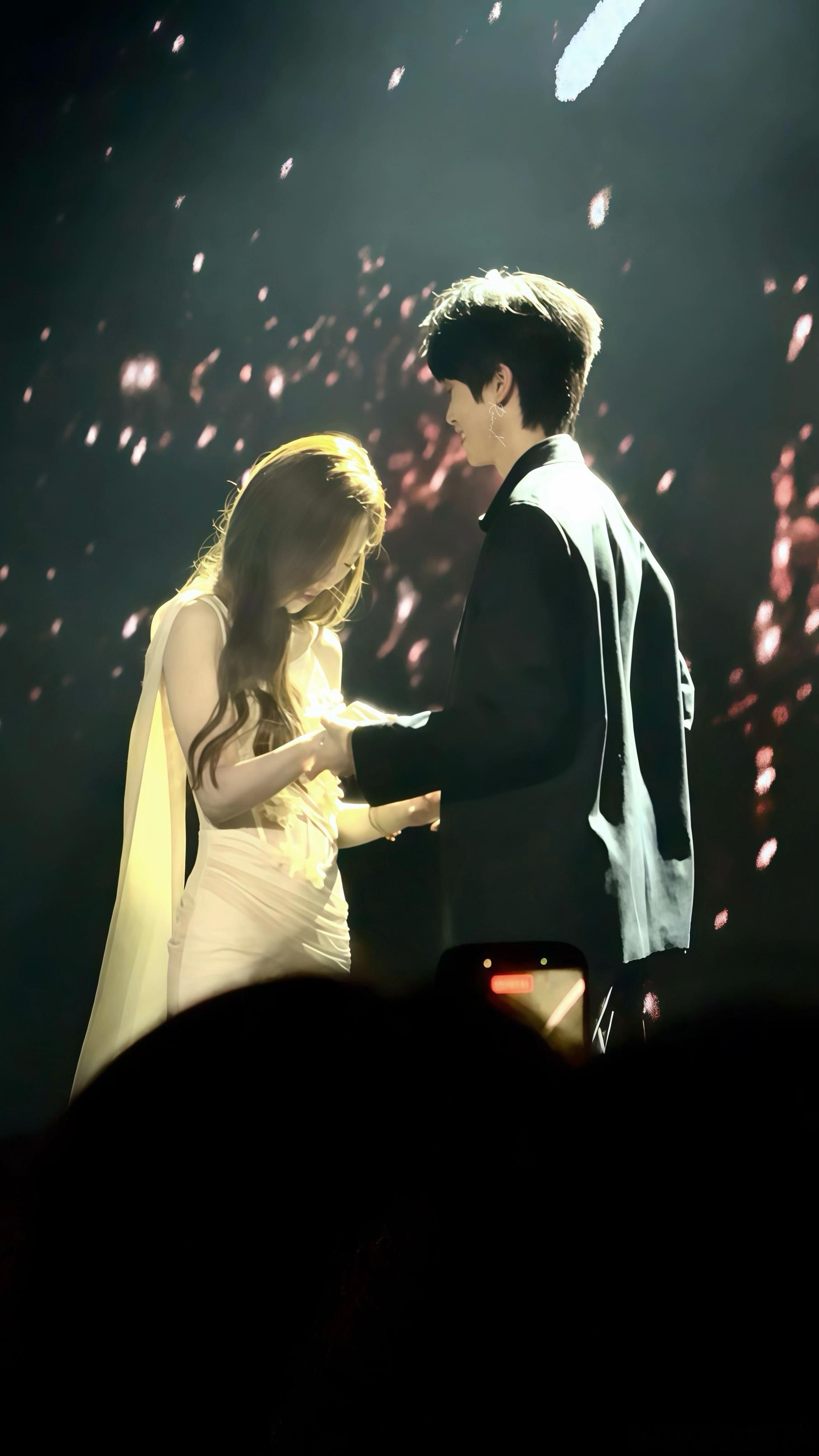 七轩cp 七轩神图+1 真的太会拍了cr: -Rain_X_ 