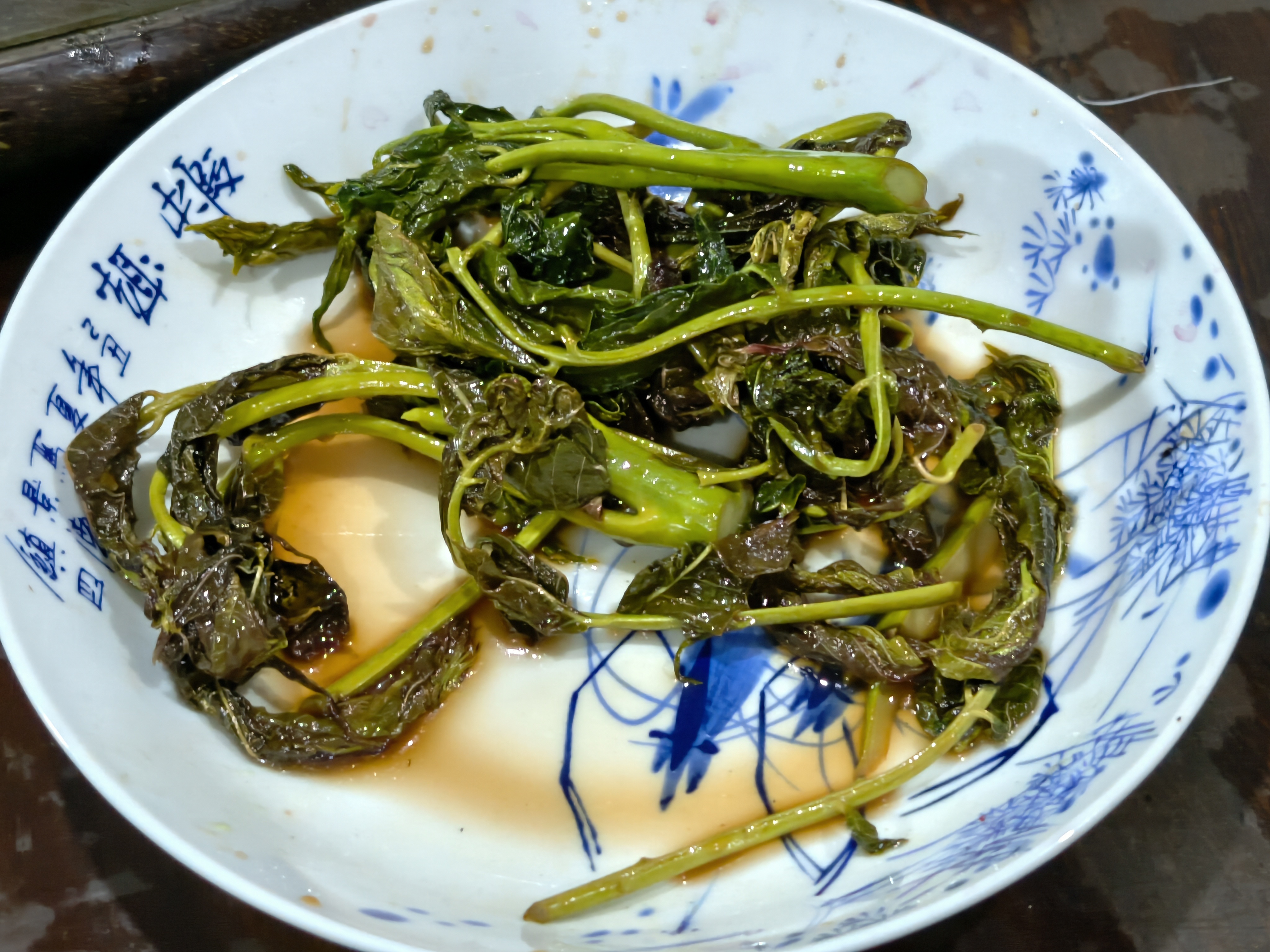 浙江的香椿都还没长出来，昨天在盒马看到了一盒买回来炒着吃，有点老了