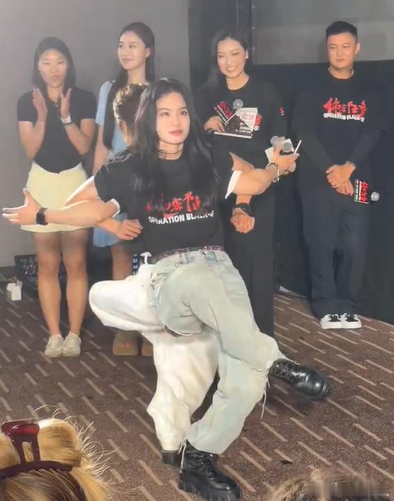 蒋璐霞屈菁菁毫无默契蒋璐霞屈菁菁你俩确定有默契吗 别人搭档互动心有灵犀，到蒋璐霞
