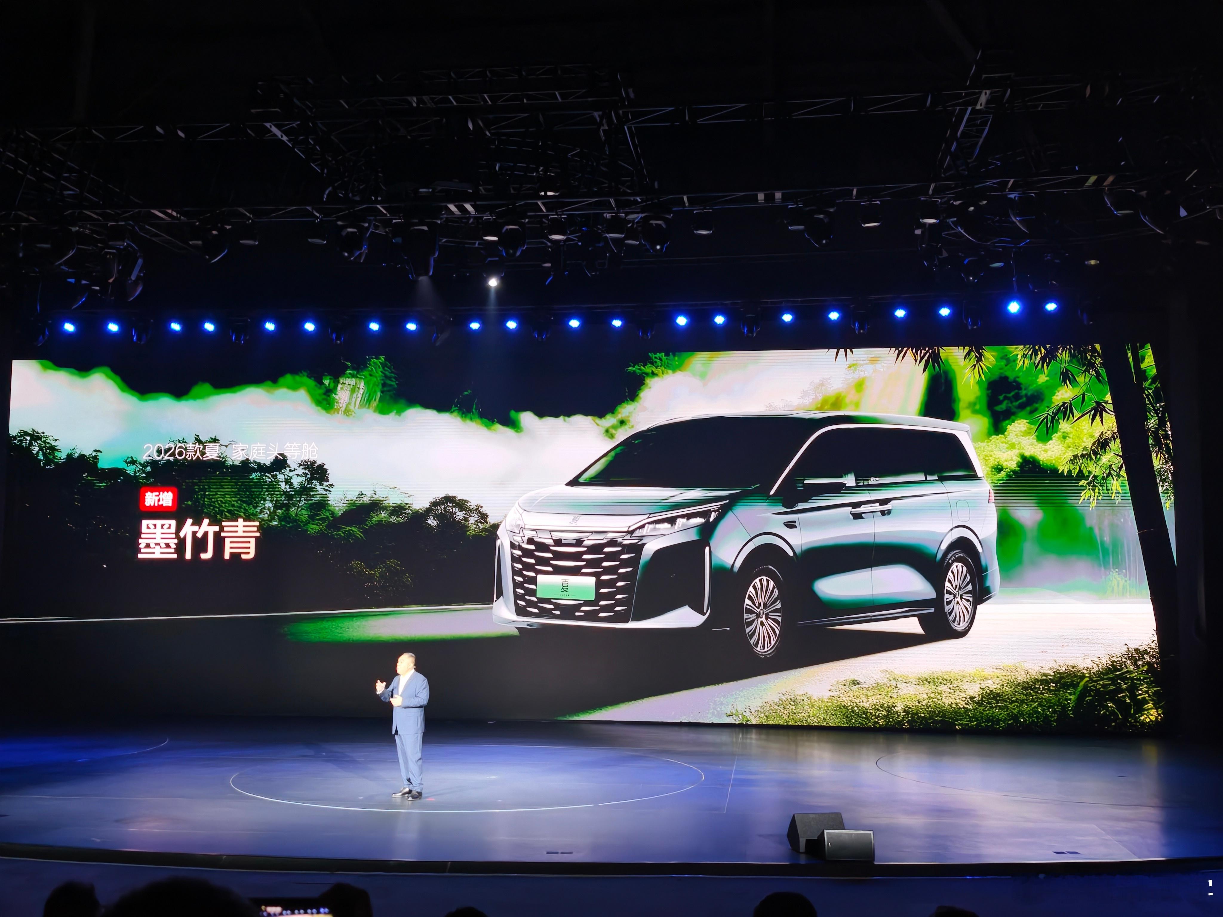 2026 款比亚迪夏新增了 3 种配色，墨竹青、月影黑金和鎏光紫金。这样一来 2