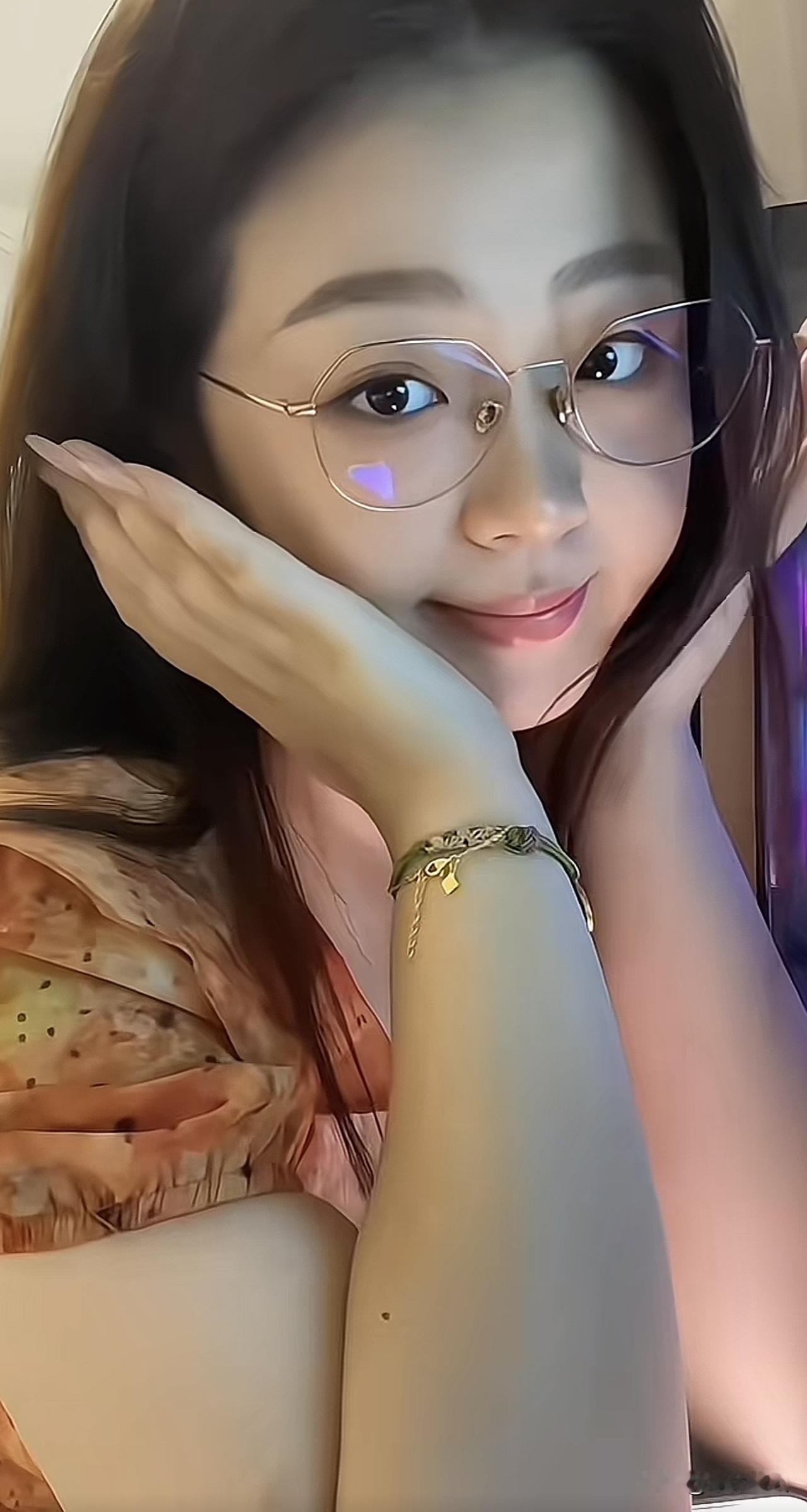 【修行笔记】我在网络看见你

金边眼镜亮晶晶，笑眼弯弯像星星。小手托腮歪头看，瞬