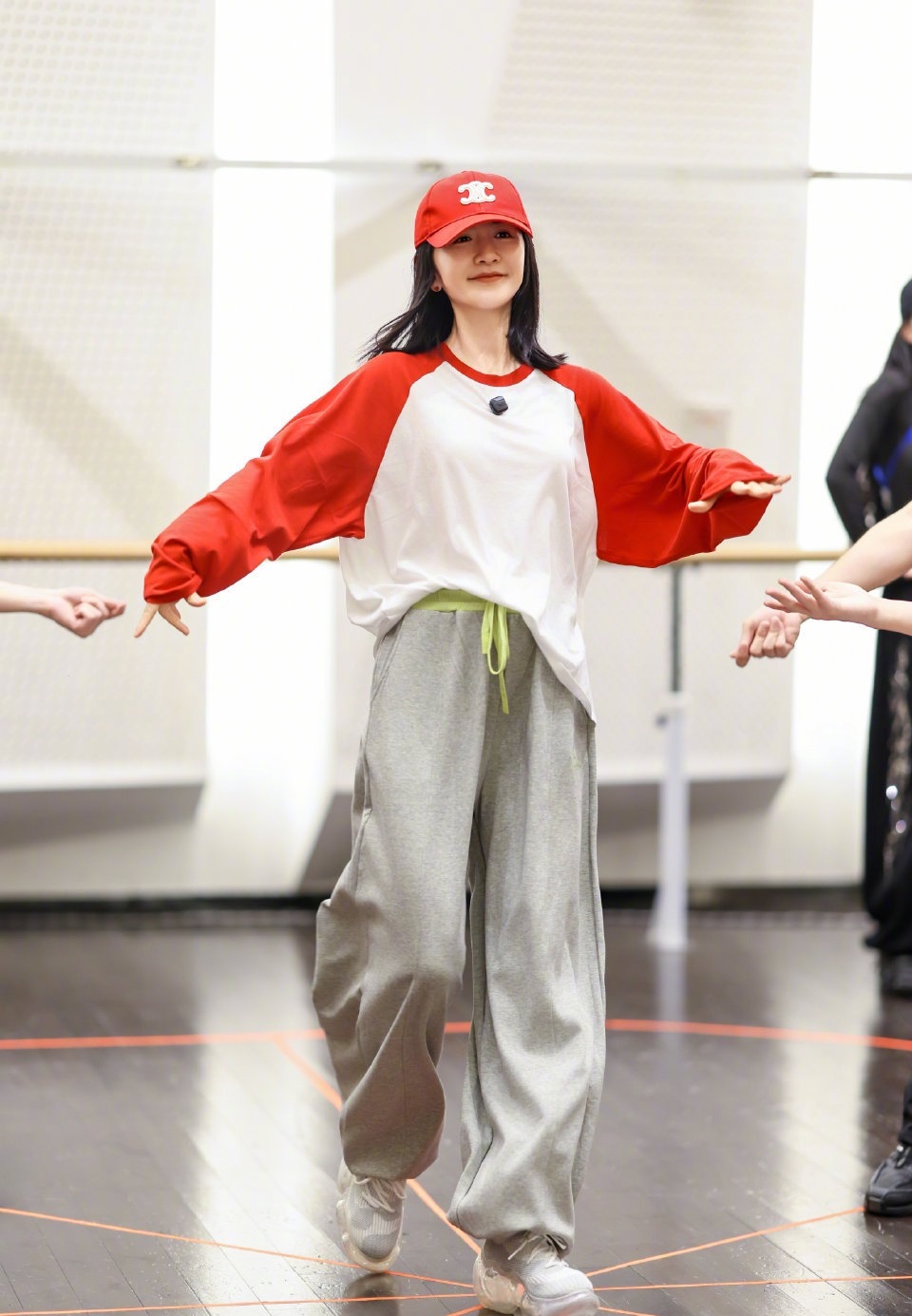 谢娜演唱会 一个主持人，搞了一个演唱会，居然还爆满了？居然还要那么多人给她送花篮