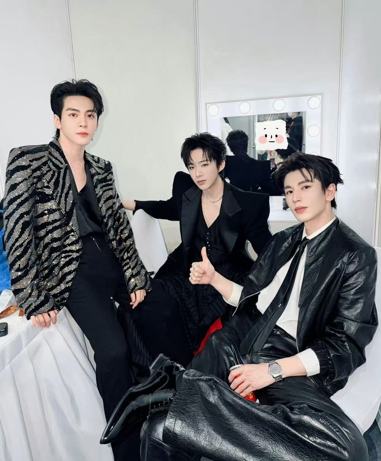 刘宇宁晒和张凌赫曾舜晞合照刘宇宁说唱好歌演好戏做好人 刘宇宁晒微博之夜和张凌赫曾