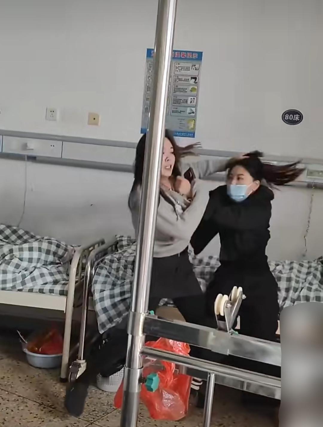 发生在医院里的一幕。男人住院做手术，两个女人在一旁大打出手，据说一个是老婆，一个