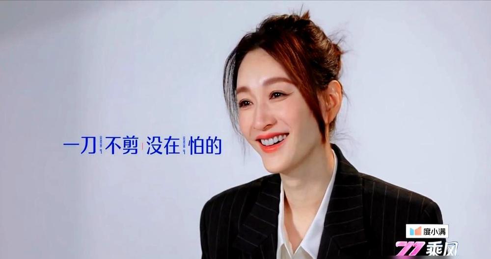 李小冉手绢掉了，表情僵了1秒。
她为这场演出，少挣了3万块钱。
咱就是说，这