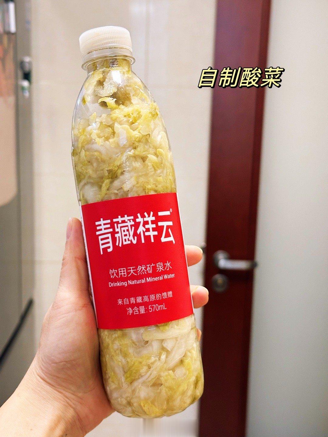 自制酸菜很容易，有个矿泉水瓶子就行，不用大缸也能吃上东北酸菜白肉。味道纯正，酸度