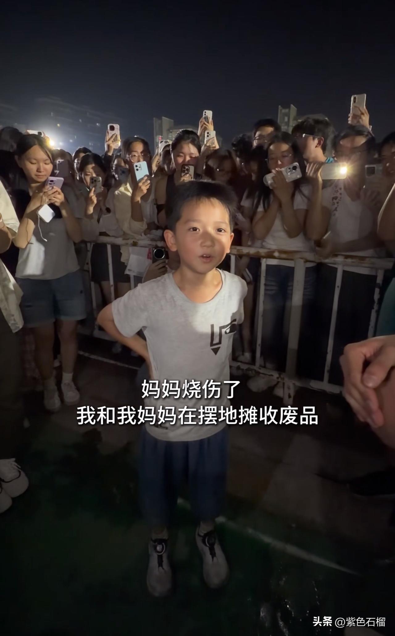 看哭了，这个男孩懂事得着实让人心疼！八岁男孩跟着妈妈出来买拖鞋，为多收些废品，他