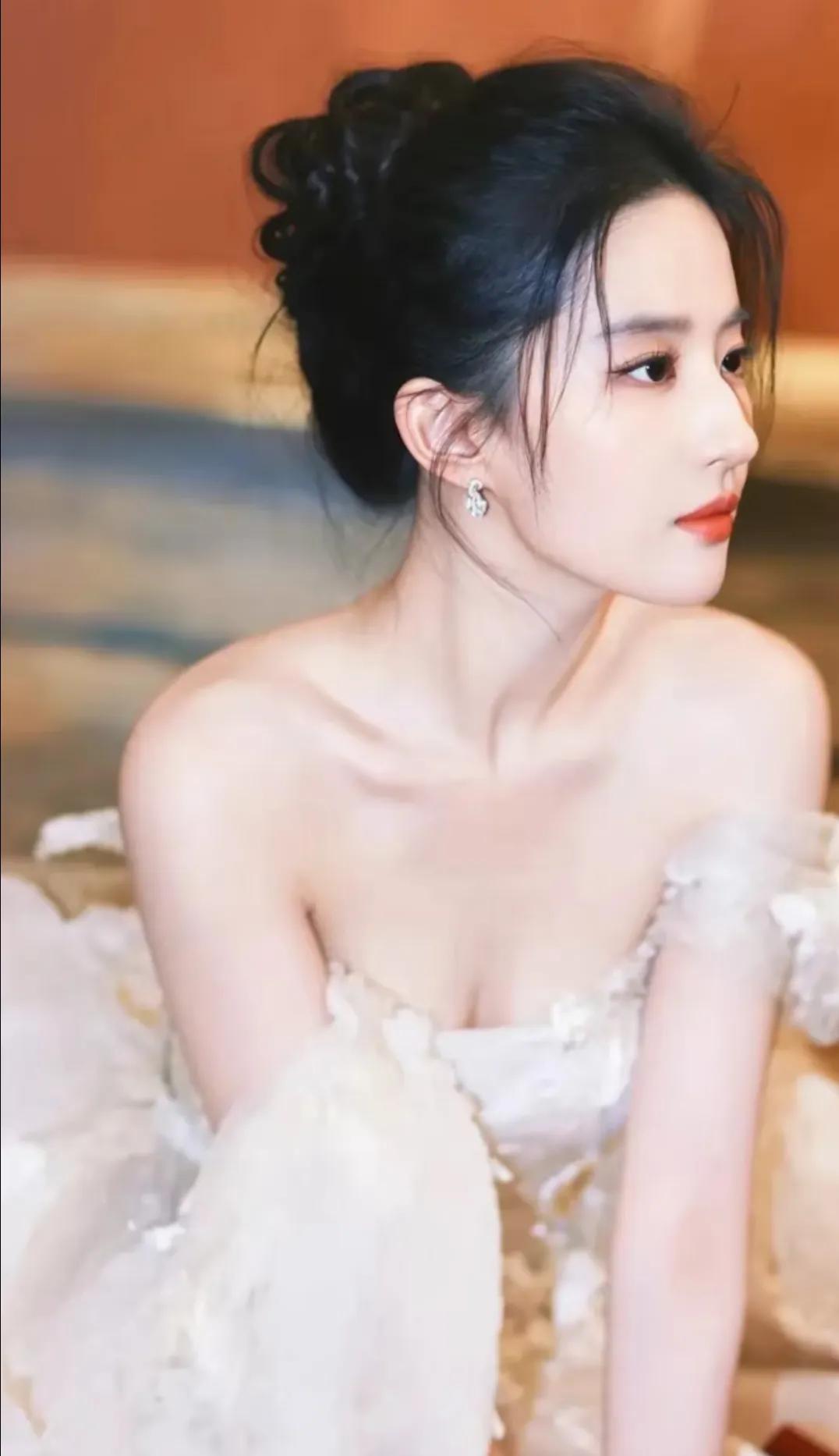 人间理想，梦中情人
请你用一句话来形容刘亦菲 好身材性感女神 刘亦菲 美女人像群