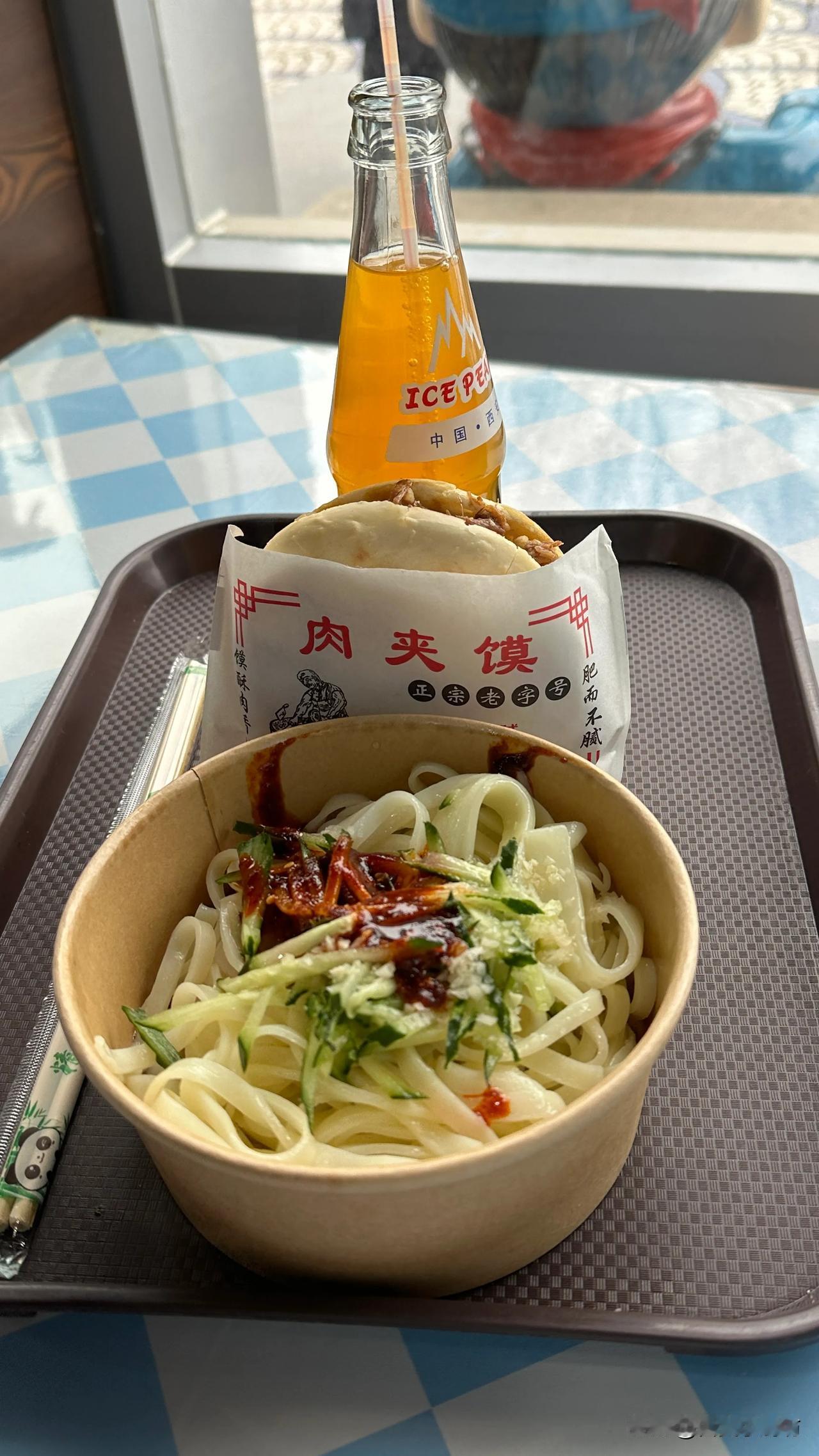 #在我们西安吃的# #打卡西安美食圈# #分享西北美食# 中午兵马俑博物馆里的三