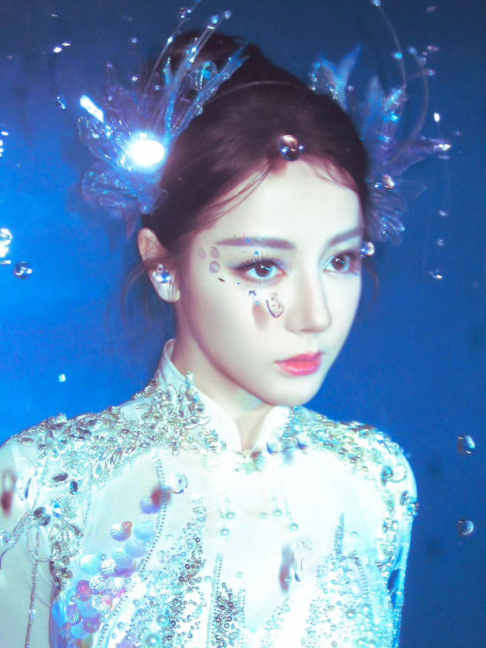 迪丽热巴春晚美人鱼造型好出圈冰蓝色好漂亮 
