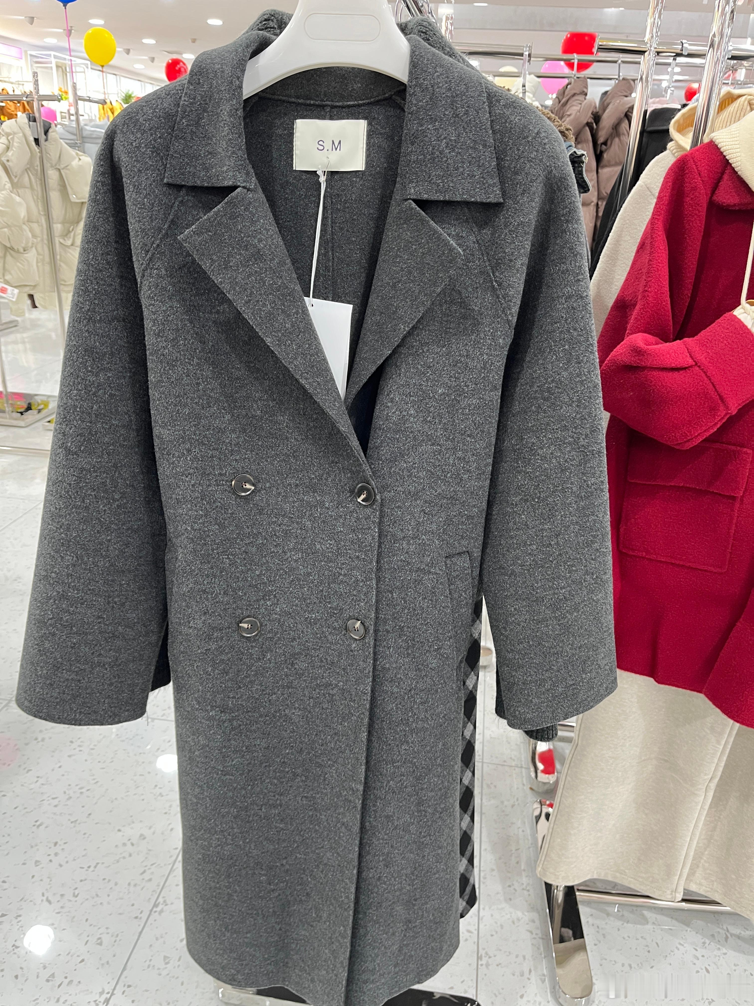 看上这两件大衣了，六百块，好难选择，两件我都想要发图片给队友，队友说喜欢就买，可