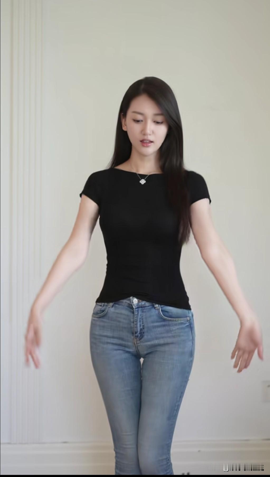 青春美少女安吉拉，被誉为牛仔裤女神，曾经夺得世界小姐深圳站的冠军，目前拥有网络粉