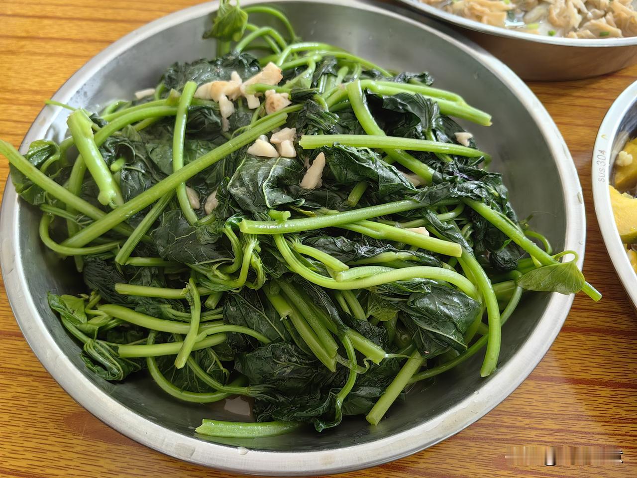 有谁能想得到，以前拿来喂猪的番薯叶，如今却成了餐桌上的美味，妥妥的绿色健康食品。