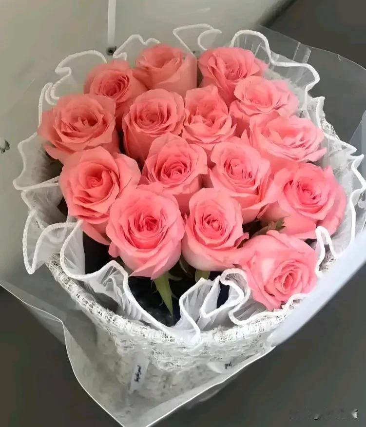 那一刹那，我感觉他没有那么爱我。
也许在一起生活的时间长了，习惯了有对方的日子，