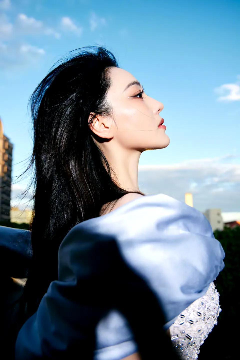 #记录我的9月生活#救命，张曦予侧面也太完美了，好看哭了这姐姐。蓝色礼服裙，好像