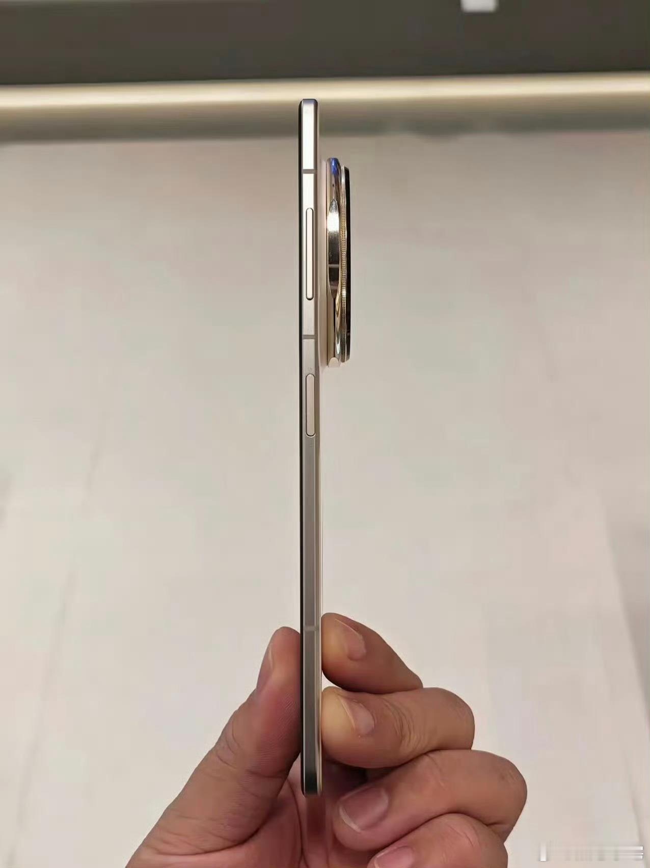 eSIM版华为Mate70 Air做的确实薄，而且看样子质感依旧在线，虽然不牺牲