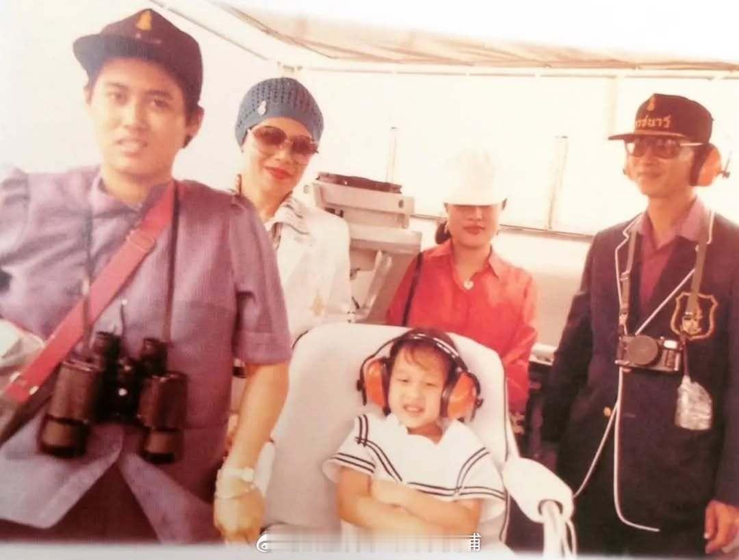 王室王室泰国王室暹罗往事 老照片：“山雨欲来”1985年，九世红唇姐带着大婶和颂