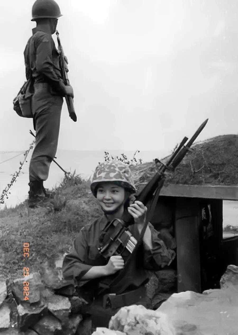 上世纪80年代初
邓丽君与国民党在金门岛的守军一起持枪值勤的照片。