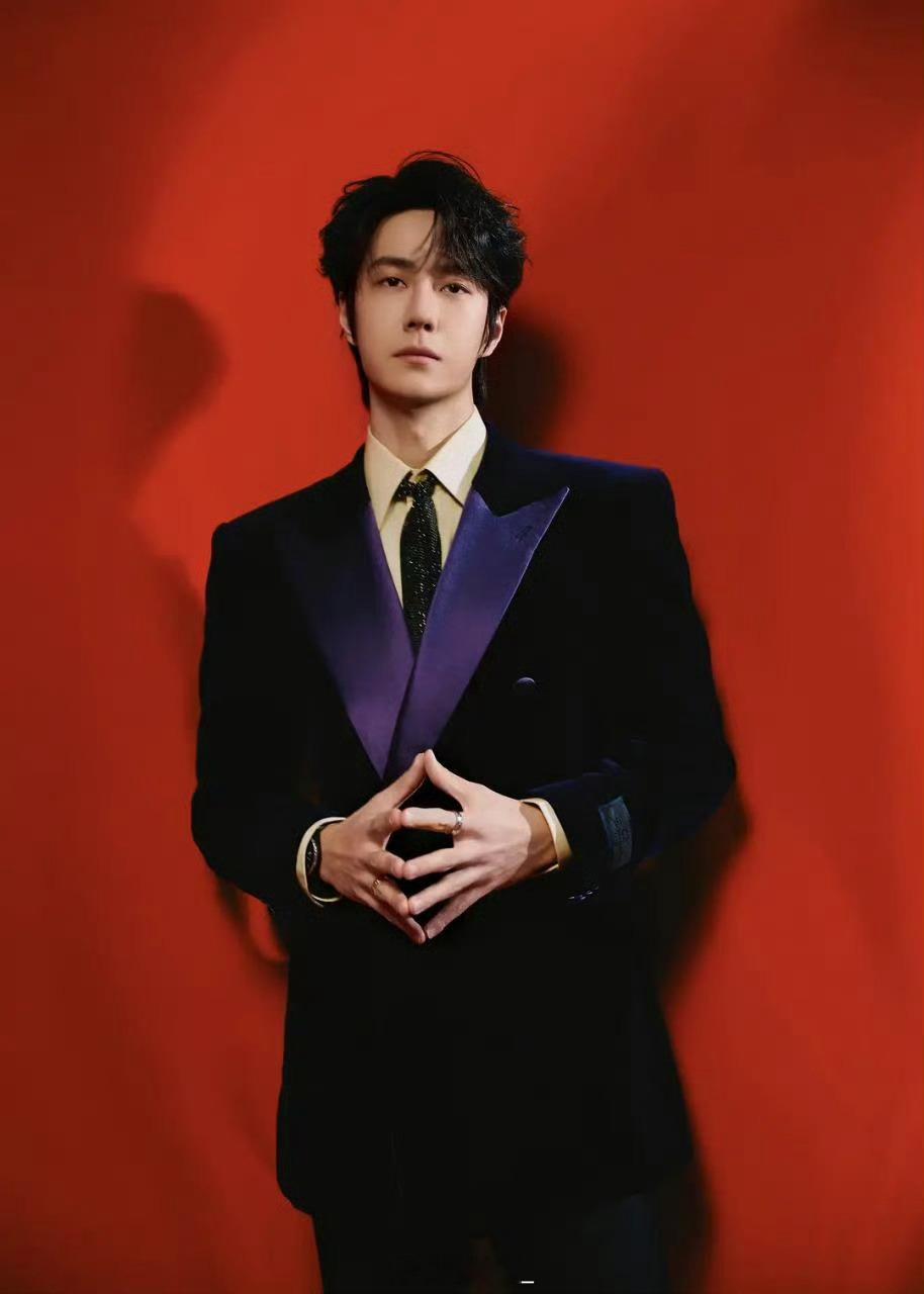 王一博春晚出图，博哥这个紫色真的可以，是要穿这个蹦蹦跳跳吗，期待ing[哇] 