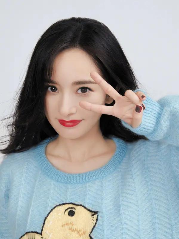 杨幂美照
是壁纸界的宝藏
张张美得让人移不开眼
有张她着复古红裙
红唇卷发
眼神