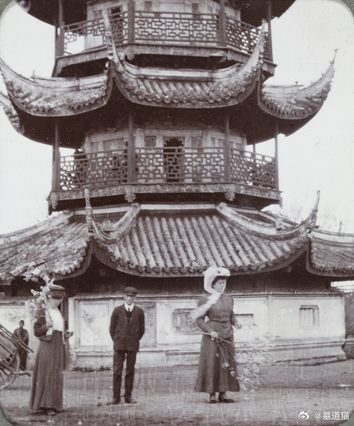 寺庙里的游客，上海，1907年 