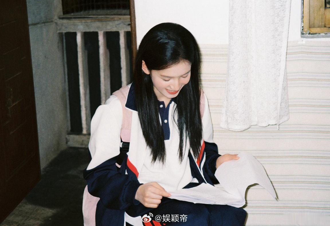 张婧仪张婧仪捡垃圾野狗骨头  俺们张婧仪顶着这张顶级神颜捡垃圾？？姐姐你知不知道