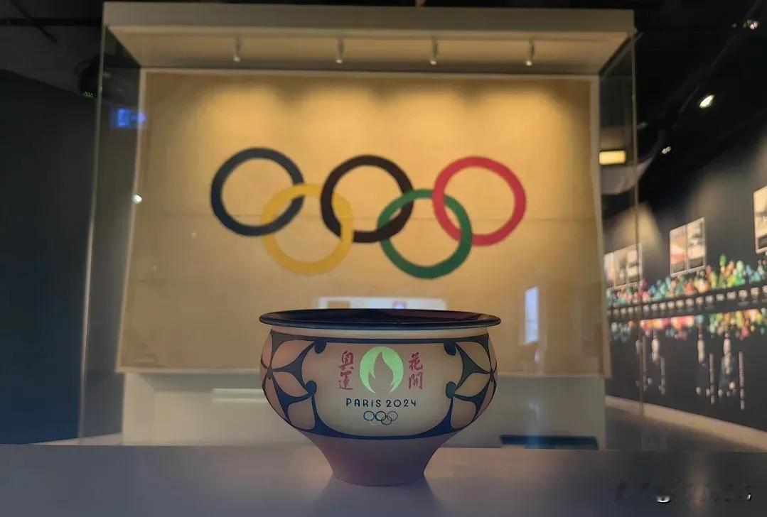 从“花开中国”到“花开奥运”仰韶文化的彩陶走上奥运舞台。
在巴黎奥运会中国展馆的