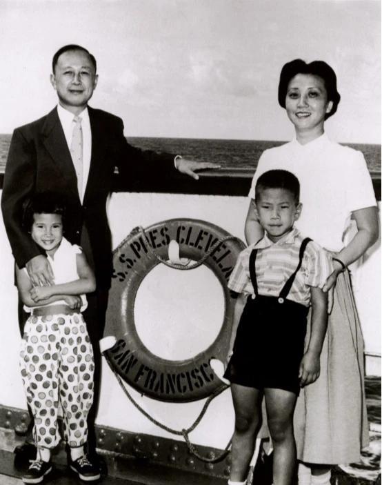 1955年，钱学森一家四口在回国的船上，仍可能有生命危险。蒋英郑重告诫钱学森：枪